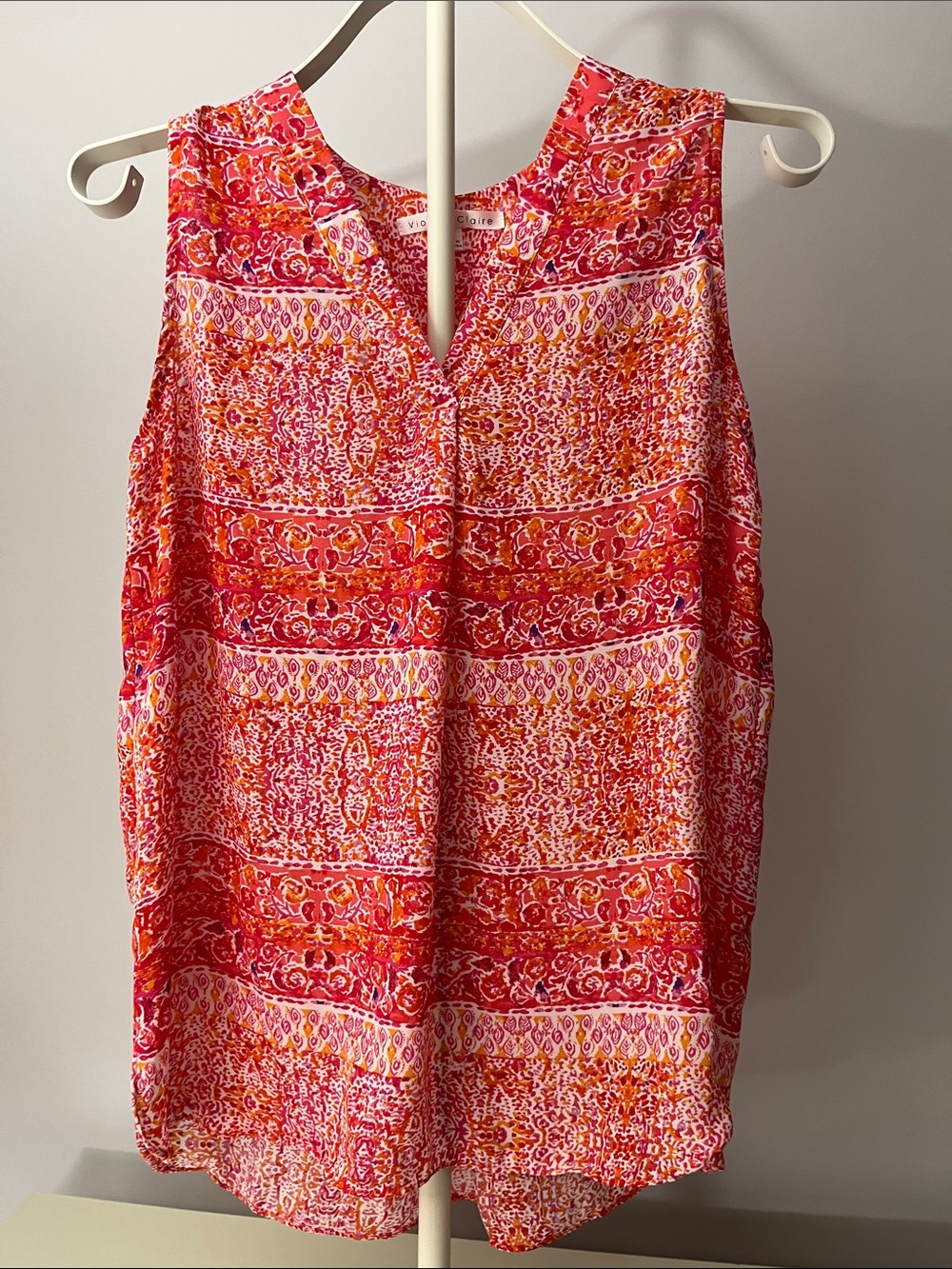 Violet & Claire Sleeveless Printed V-Neck blouse in Pink and Coral